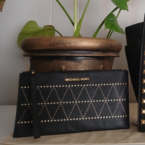 Michael Kors Black Bag With Pouch. - Picture 8 of 10